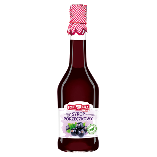 Szklana butelka syropu w kolorze ciemnoczerwonym o nazwie „Mój syrop domowy porzeczkowy”. Na etykiecie znajdują się owoce czarnej porzeczki. Nakrętka ozdobiona nadrukiem w czerwono-białą kratkę, nawiązuje do stylu domowych przetworów.