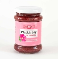 Szklany słoik z ciemnoczerwonymi „Płatkami róży w cukrze” i białą zakrętką o pojemności 320g. Etykieta w kolorze różowym z ilustracją kwiatu róży.