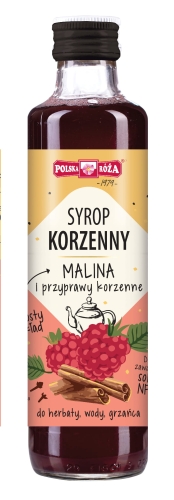 Szklana przezroczysta butelka z czarnym zakręcanym korkiem, wypełniona syropem  w kolorze bordowym z etykietą „Syrop korzenny Malina i przyprawy korzenne” i ilustracją maliny i cynamonu. Przeznaczony do herbaty, wody, grzańca.